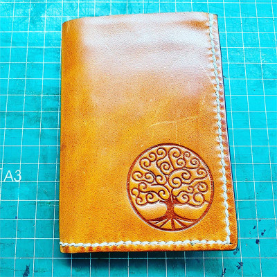 Cartera de cuero lisa sin cierre